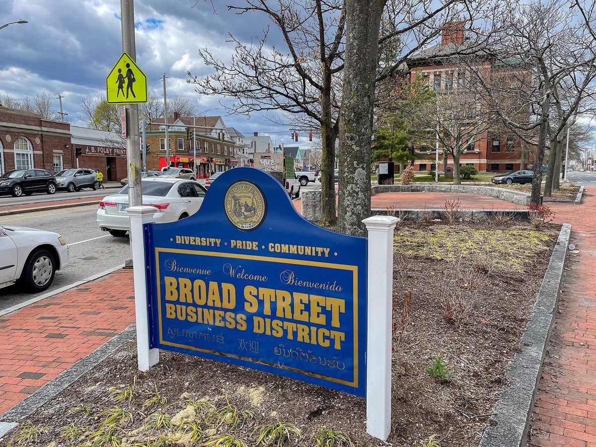 Letrero de bienvenida del distrito comercial de Broad Street en Providence, Rhode Island